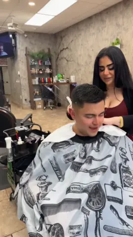 هتحلق حلقه ب 10 درهم اجده من 100 حلقه بنت 😂 تتخيل كل خدمه بـ 10 درهم؟! حلاقة شعر – دقن – ماسك – تنظيف كامل صالون بنظافة فندق 5⭐️ و موس يُستخدم مره وحده لكل عميل 👌 لو إنت في عجمان… لازم تجربه بنفسك 😍 ——— ‏#حلاقة #صالون_رجالي #صالونات_عجمان #حلاقة_شعر #تنظيف_بشرة           