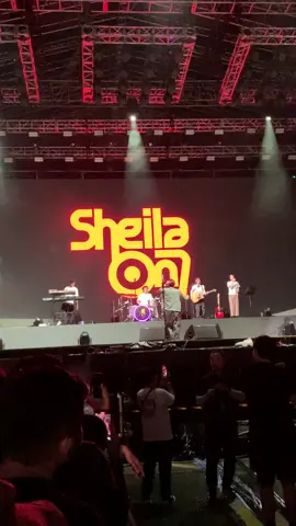 Kita sheila on7🥰 #konsersheilaon7  #tungguakudimedan  #fypage  #4u  #berandatiktok 