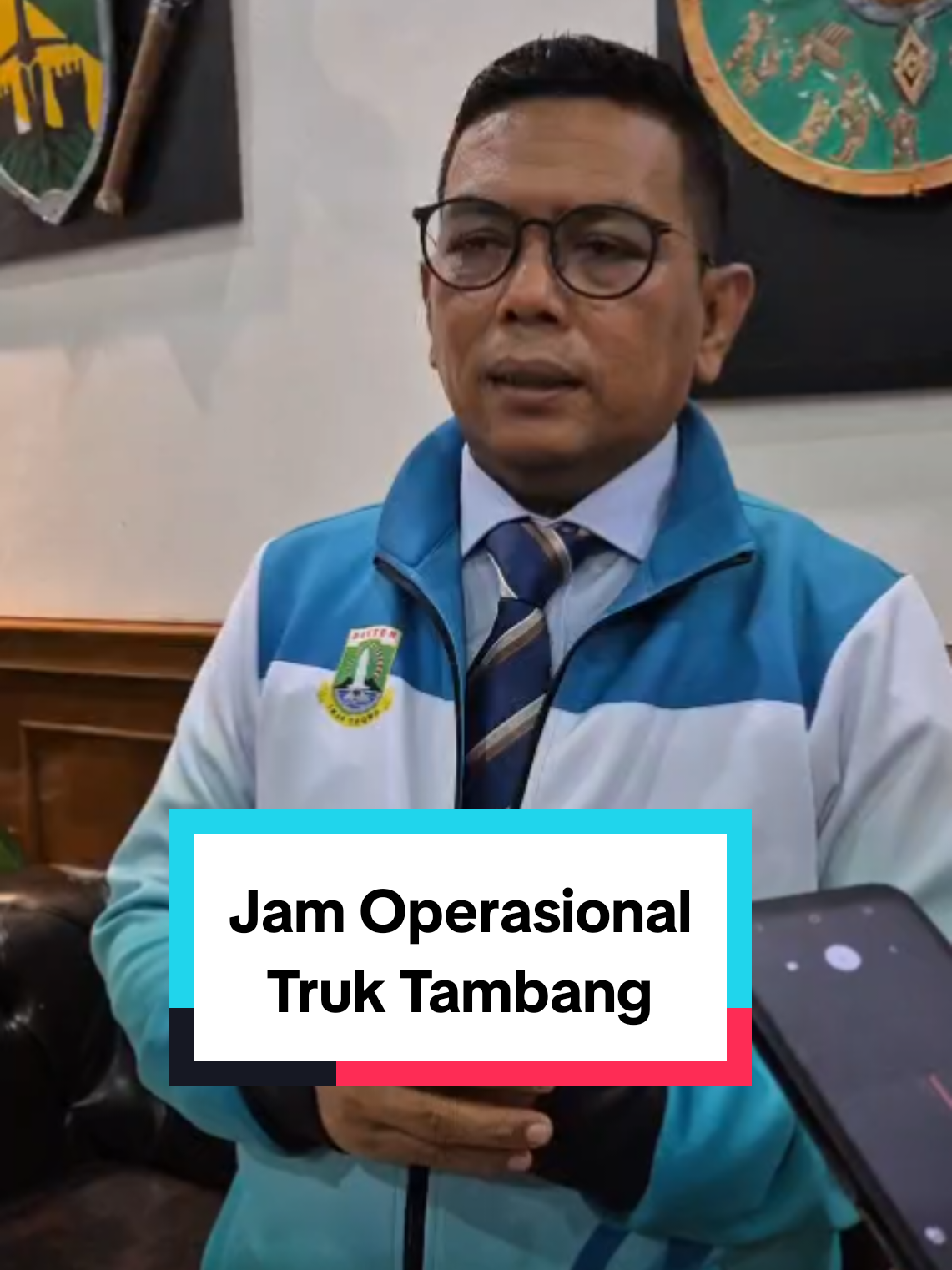 Gubernur Banten Tandatangani Kepgub Pembatasan Jam Operasional dan Jalur Lalu Lintas untuk Truk Tambang di Banten Gubernur Banten Andra Soni telah menandatangani Keputusan Gubernur Nomor 567 Tahun 2025 tentang Penetapan Pembatasan Jam Operasional dan Jalur Lalu Lintas untuk Kendaraan Angkutan Tambang Mineral Bukan Logam dan Batuan di Wilayah Provinsi Banten. Dalam Kepgub itu disebutkan, jam operasional truk tambang yakni mulai pukul 22.00 WIB sampai dengan 05.00 WIB. #GubernurBanten  #AndraSoni  #Truktambang  #Jamoperasionaltruktambang  #banten 