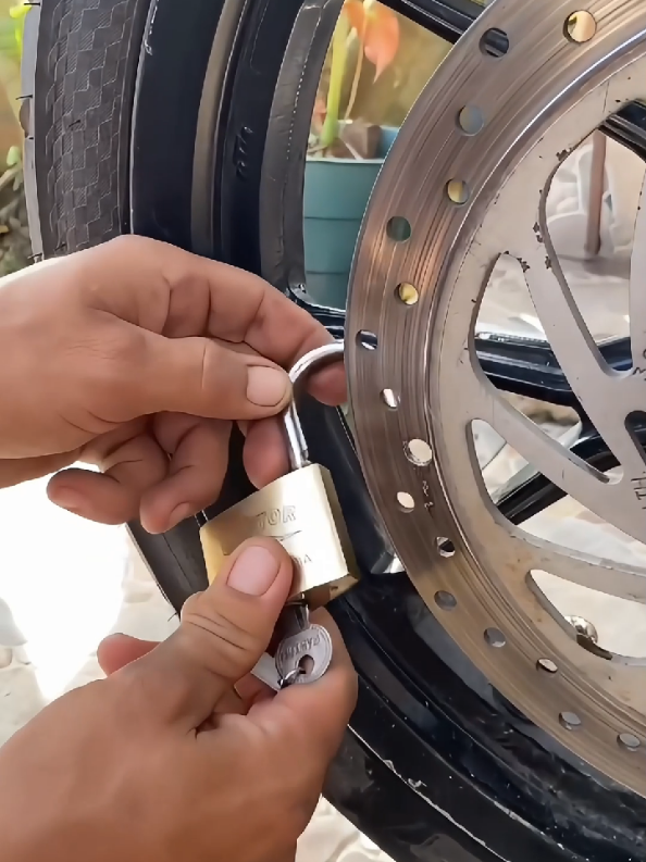 Bike hacks level: genius 😁 #motocross #dirtbike #fyp #funny #motohumor 