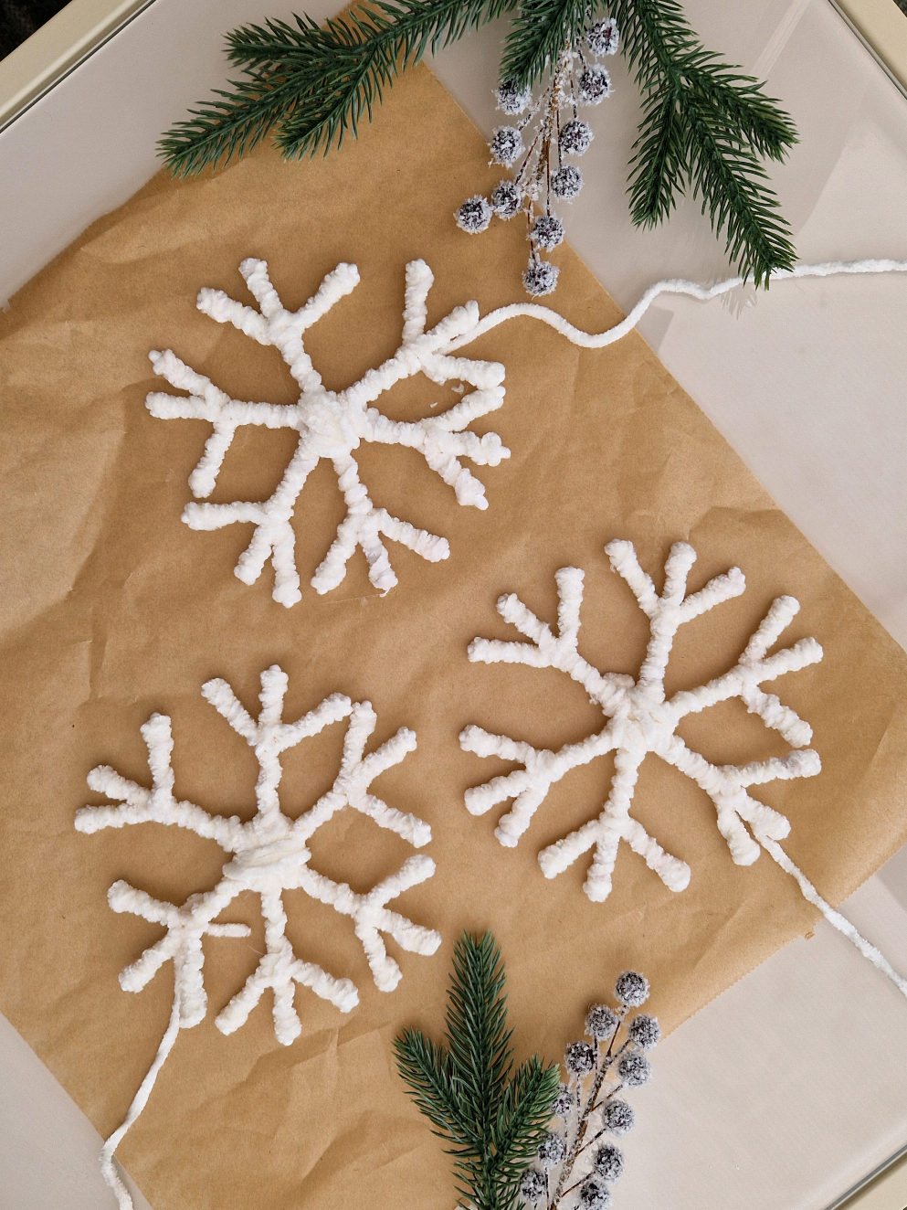 Get a little taste of Christmas with this super easy DIY project. ❄️ ____________________________ Ein kleiner Weihnachtsvorgeschmack mit diesem super einfachen DIY. ❄️ #christmas #DIY #decorideas #easydiy #snowflake 