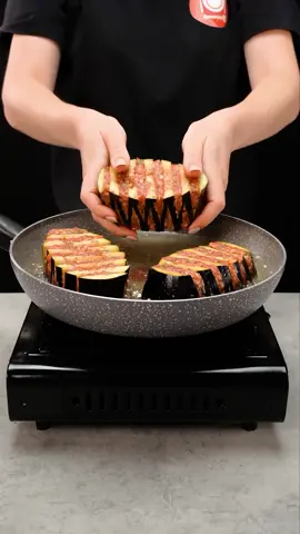 Malzemeler patlıcan: 2 adet tuz: 5 g kıyma: 500 g soğan: 1 adet maydanoz: 10 g tuz: 4 g karabiber: 3 g tatlı pul biber: 3 g yumurta: 2 adet yoğurt: 100 g tuz: 4 g tatlı pul biber: 3 g un: 20 g yöresel yeşillik: 2 g Bunlara ek olarak kırmızı soğan: 1 adet maydanoz: 7 g mayonez: 75 g sarımsak: 12 g acı pul biber: 1 g tuz: 3 g karabiber: 2 g zeytin yağı: 15 ml#yemektarifleri #keşfetbeniöneçıkarkeşfetedüş👈keşve 