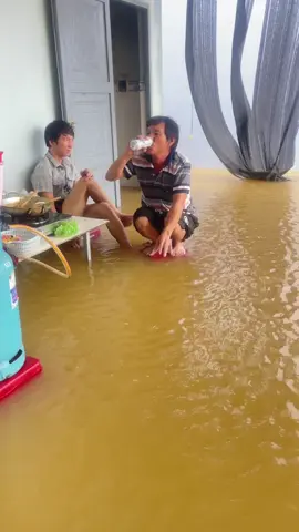 Chiều chiều ae xóm toii vãn tum tum .vẫn lạc quan dù biết nước đang lớn lại#capcut #xuhuong #trending 