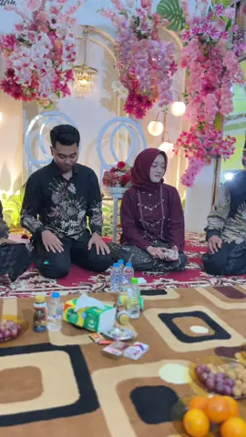 grogii bngtt woii..😭 baru aja ketemu ke tiga kalinya langsung tunangan😭😭.                                                                     #lamaranmoment #lamaran2025 #engagement #lamaransederhana #demak24jam 