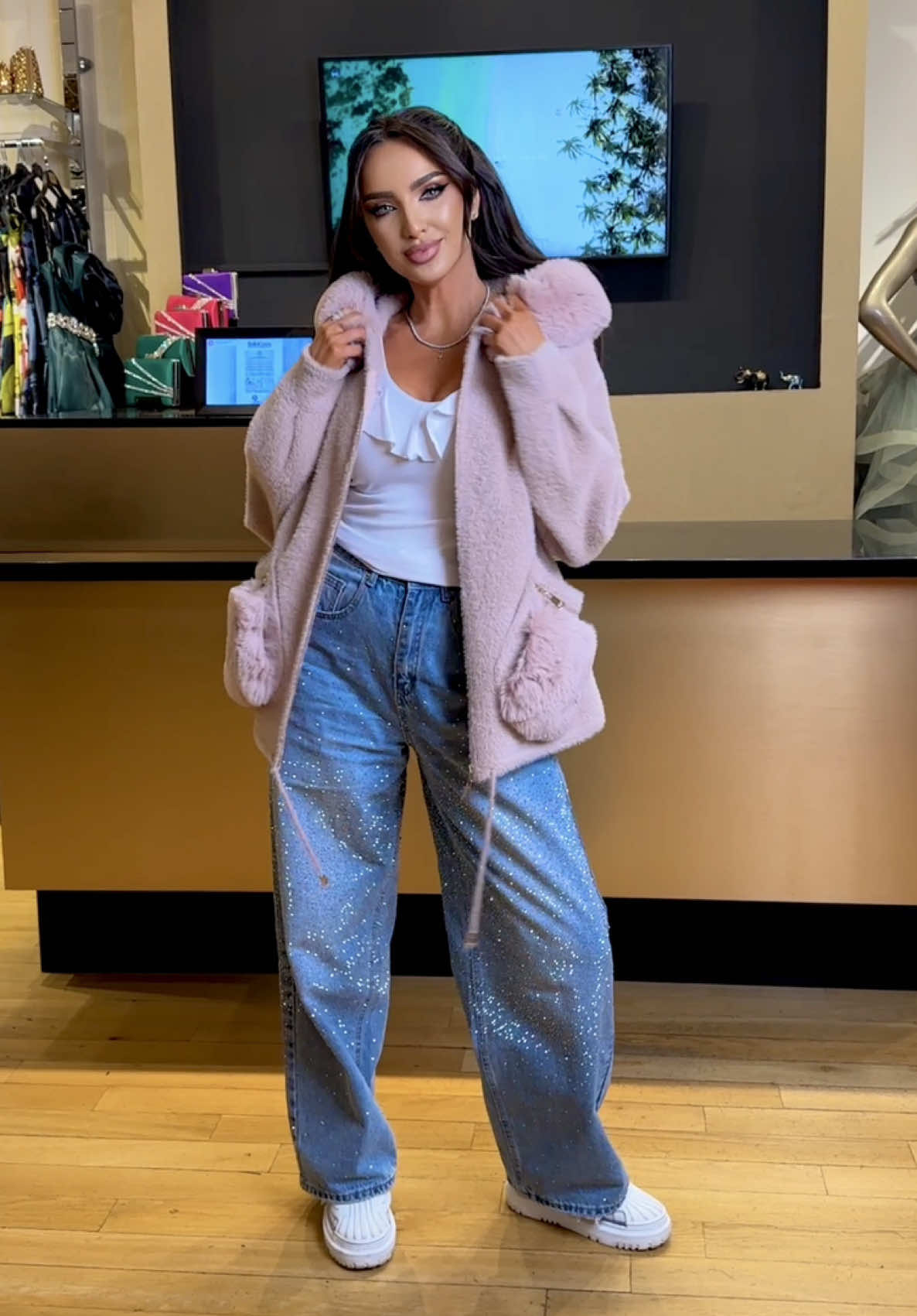 Descoperă noua colecție Hellen Fashion, jachete călduroase, texturi plăcute și ținute care adaugă un plus de stil garderobei tale de iarnă. ❤️‍🔥⚜️ Fiecare piesă este gândită pentru femeia care iubește confortul, dar nu renunță niciodată la eleganță.  Magazinele noastre: • Parklake, parter, Bucureşti, Romania • Unirea Shopping Center, etaj 1, Bucuresti, Romania • Mega Mall, nivel 1 şi -1, Bucuresti, Romania • Iulius Mall, Suceava, Romania We love to make you shine •• #hellenfashion #choosetoshine