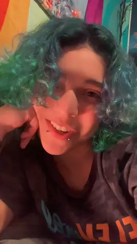 New hairrrr hehe my girlfriend touched it up today, now we’re fading blue to green~! It’s so pretty 😭 #ombrehair #wlw #curlyhair #halloween 