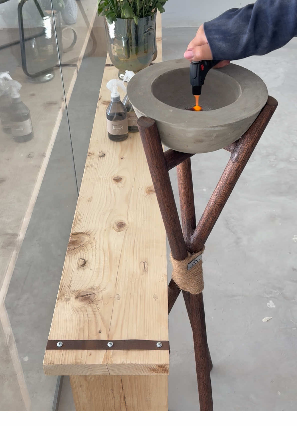 ستاند كشتة ستاند خشبي مع قاعدة ثابتة وقطعة كونكريت دائرية متعددة الاستخدام مبخر - جوكلت - اكل - عطور- للاستخدام الشخصي او لعرض منتجات عليه للمناسبات والتوزيعات ٢٢*٢٢*٩٠ سم