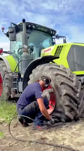 This “balloon” just lifted a 10-ton tractor!
 #farm #tractor #fyp #foryou #knowledge 
