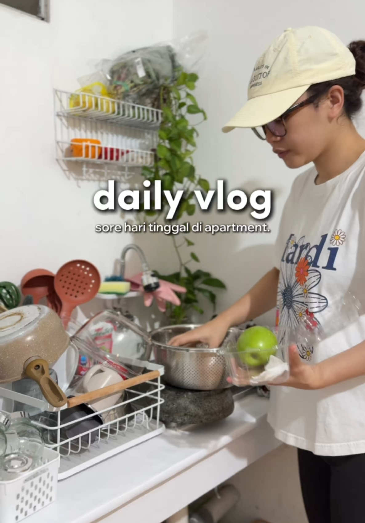 sore sore dibanding bengong mending olahraga dan bikin juice🧘🏻‍♀️🍊🧡. #mervlog #apartemenjakarta #adayinmylife #daily #dailyvlog #apartment #apartmentlife #livingalone 