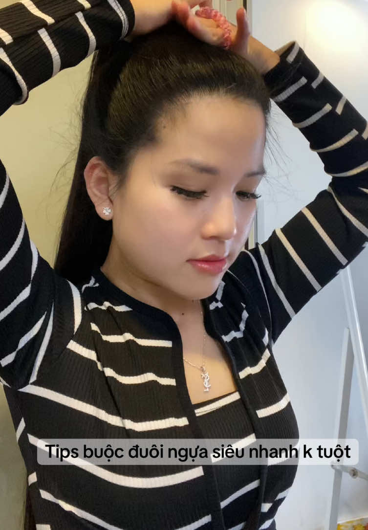 Tips buộc đuôi ngựa siêu nhanh k tuột....#cottocduoingua #cottocxinh #huynhnhibeauty #tiplamdep 