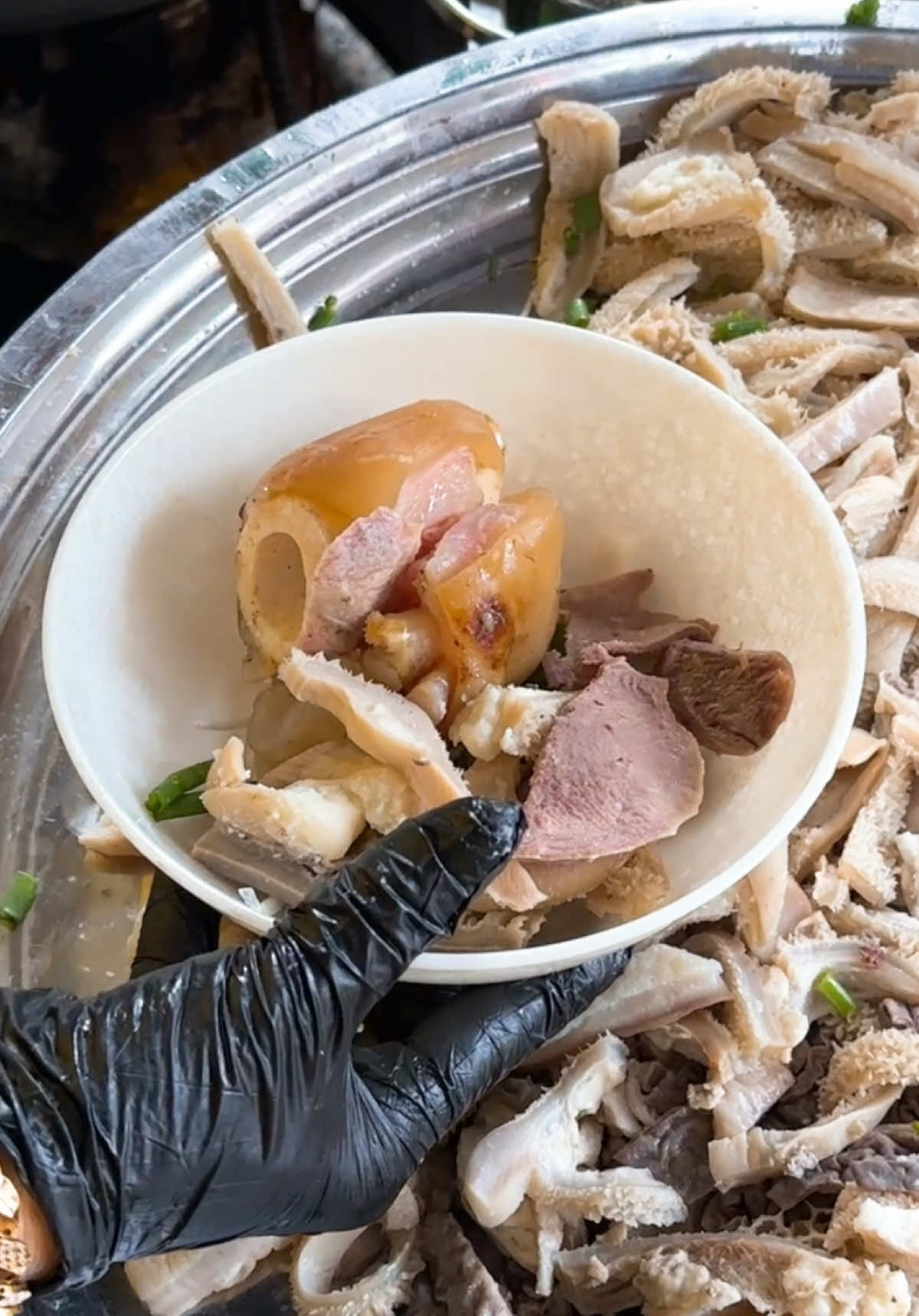 Cháo giò bò mix nạm lòng bò thập cẩm – nghe thôi là thấy no mắt rồi 🥹 Một tô đầy ú ụ, thơm nức mũi, vị béo nhẹ mà ấm bụng cực kỳ luôn 🤤 Team ghiền đồ nóng, team mê bò, team ăn xong phải khen “ngon dữ trời ơi” kéo qua liền Cháo Bò 99 nhen, quán nhộn nhịp mỗi chiều, tới là có liền tô “ngon quên đường về” 🫶🔥 #chaobo99 #ancungtiktok #LearnOnTikTok #xuhuongtiktok #riviewanngon 