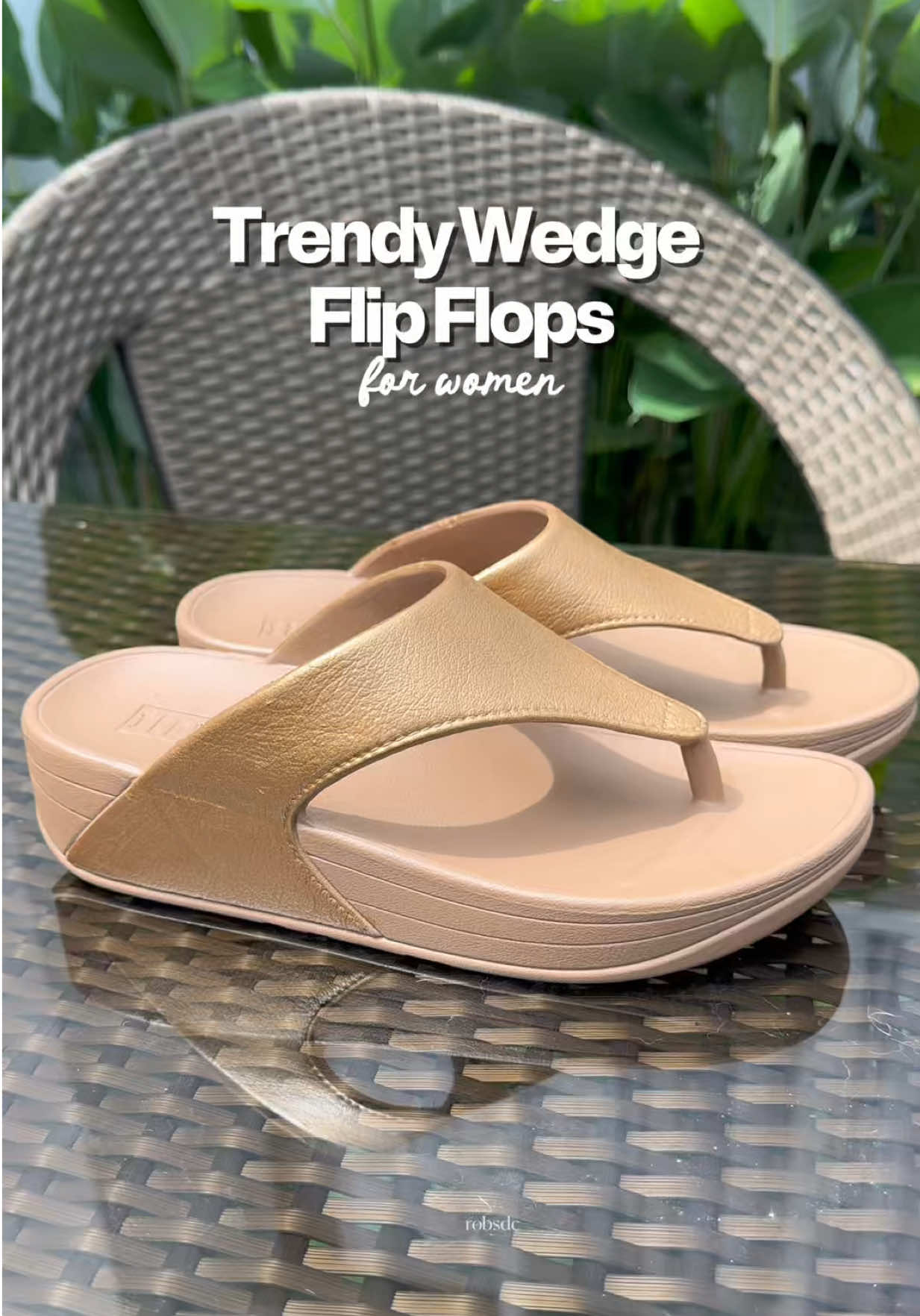 Trendy Wedge Heel Flip Flops for women! Durable slippers/footwear! Pwede pang everday, pang mall, pang work or pang-gift! #womenslippers #flipflops #wedgesandals #womenfootwear #slippersforwomen 