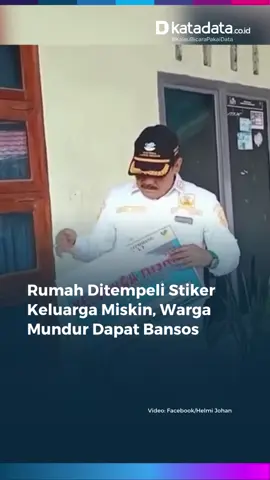 Kepala Dinas Sosial (Dinsos) Kabupaten Kepahiang, Bengkulu, Helmi Johan mengunjungi rumah-rumah Keluarga Penerima Manfaat (KPM). Dalam video yang dibagikan, ada sejumlah keluarga yang memilih mengundurkan diri sebagai penerima Bantuan Sosial (Bansos). Alasannya selain karena adanya peningkatan ekonomi, sebagian dari mereka tak ingin rumahnya dipasang stiker ‘Keluarga Miskin’. Helmi Johan mengatakan, program pemasangan stiker berlangsung sejak Senin (20/10) secara acak di sejumlah lokasi. Pemasangan stiker ‘Keluarga Miskin’ itu menjadi penanda bahwa warga bersangkutan tercatat sebagai penerima Bansos. Jika mereka masih ingin menerima bantuan, stiker itu tidak boleh dicopot, ditutup atau dihilangkan. Helmi Johan mengapresiasi warga yang memutuskan mundur sebagai penerima Bansos sehingga bantuan tersebut bisa dialihkan kepada mereka yang lebih membutuhkan. #Bansos #BantuanSosial #Kepahiang #Bengkulu #katadatacoid 