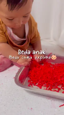 Jangan males buat ajakin anak sensory play ya moms✨🤍 #bajuanaklucu #sensoryplaybayi5bulan #sensoryplay #perkembangananak 