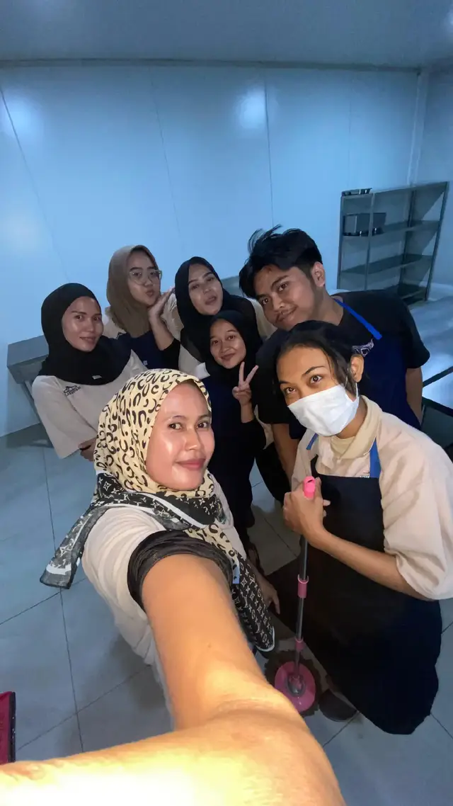 Kerja di MBG Alhamdulillah dapet temen dan tim yg baik dan selalu kompak, semangat ya buat kitaa🫶
