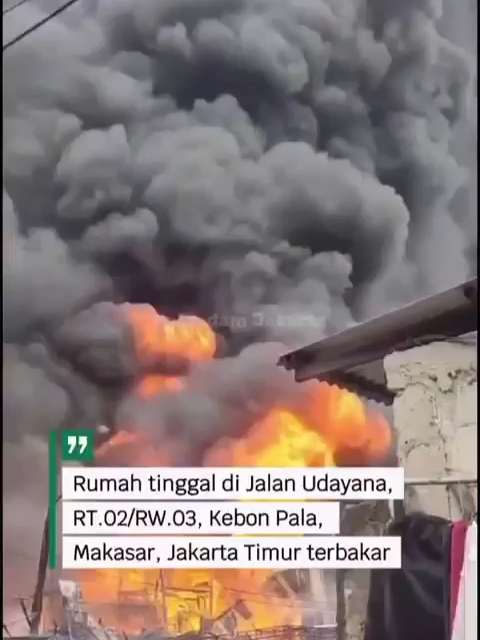 Rumah tinggal yang berlokasi di Jalan Udayana, RT.02/RW.03, Kelurahan Kebon Pala, Kecamatan Makasar, Jakarta Timur dilaporkan terbakar. (28/10/25)  Merespons cepat kejadian tersebut, petugas segera menuju ke TKP.  Operasi pemadaman mulai dilakukan pada pukul 13.31 WIB. Hingga saat ini, sebanyak 10 unit dan 50 personel PemadamJakarta masih berjibaku untuk melokalisir perambatan api.   Source humasjakfire #viral #viralvideo #viraltiktok #virall #viralvideos #fyp #fyppppppppppppppppppppppp #fypシ゚ #fyppp #fypdong #fypシ #fypage #foryou #foryoupage #reels