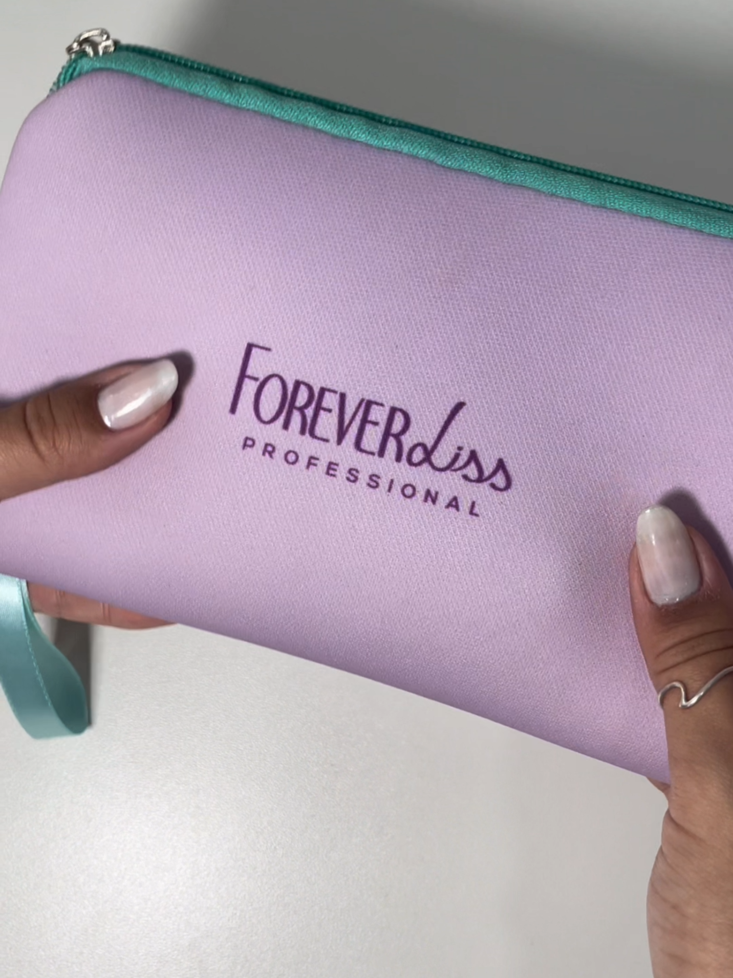 Não, mas vocês já viram esse brinde fofo que acompanha a compra do kit completo dos Óleos Superpoderosos? Esse nécessaire lindoooo é perfeito pra carregar aqueles itens essenciais para a sua rotina. Já garantiu o seu? #OleoCapilar #DicasDeBeleza #DicasCapilares #ProdutosDeCabelo #ForeverLiss