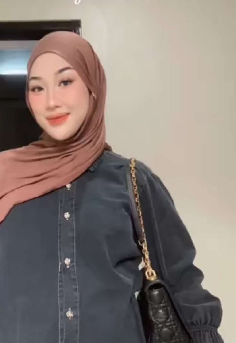 jadi suka ootd hamil ke dua ini🫶🏻  #bumil #bumilhappy #bumilsehat #outfitbumil 