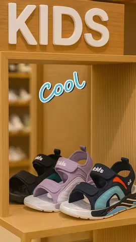 ✨ Langkah kecil, gaya besar! 👣 Sandal keren yang nyaman dipakai seharian — ringan, stylish, dan penuh warna ceria! 🌈 Pas banget buat si kecil yang aktif dan trendi 💫 #KidsFashion #SandalAnakTrendi #OOTDKids #HighTrend #ZivastoreKids 