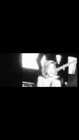 كل شـي تغيـر كنـت اقول من عام حولي زهـر واليـوم ما حـولـي زهــر ويـن النخـيل الشاهقه جلست فـي نفس المكان و عدت في بالي صور وهلـت بي الدمـعه و عينـي بالامـانـي غــارقه #fyp #foryou #foryoupage #بلقيس #balqees 