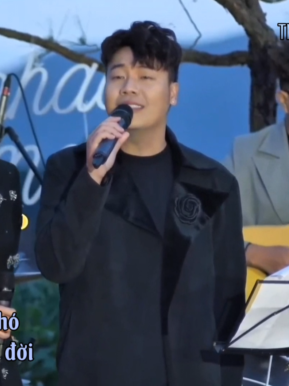 - Con người là quả lắc ... giữa nụ cười và nước mắt 😔