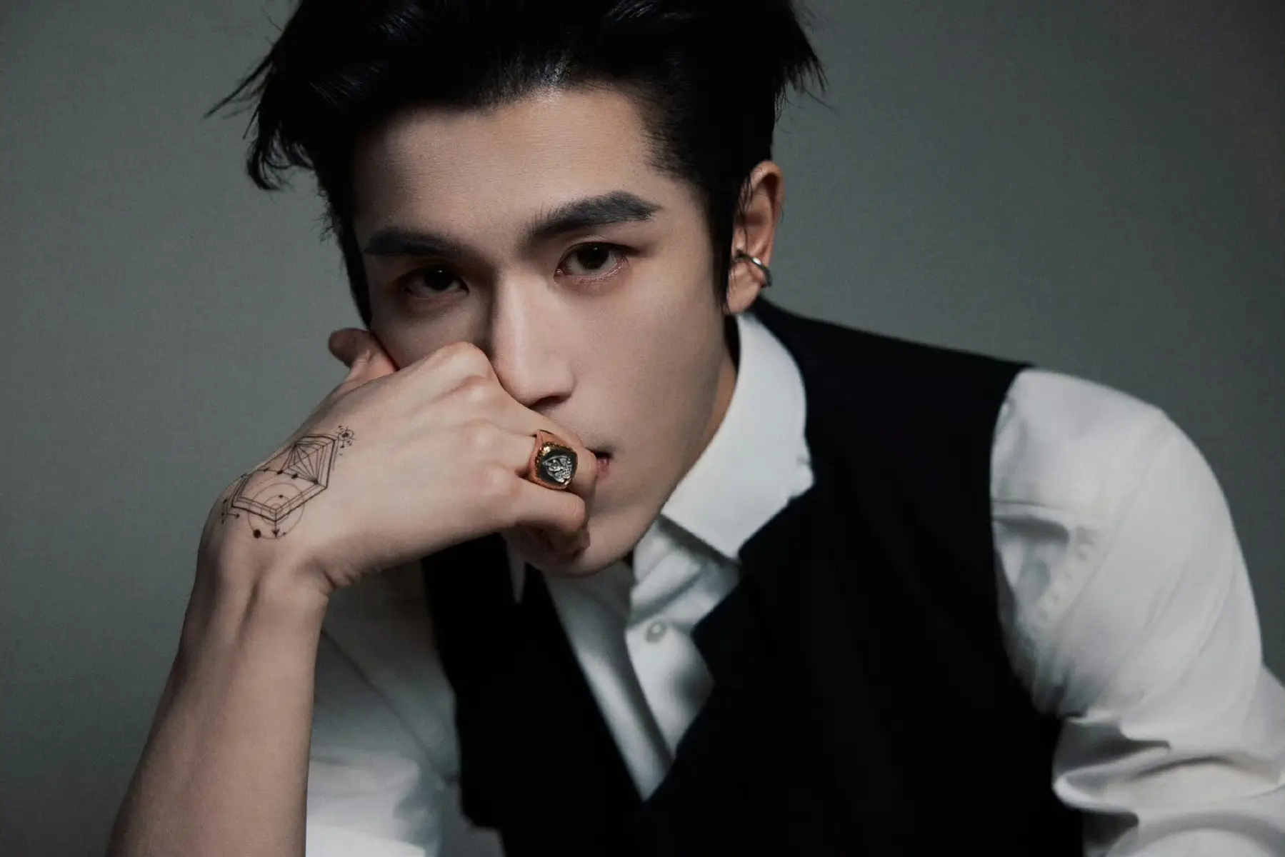 Trương Lăng Hách | Bên trong không dao động, bên ngoài không vướng mắc. Tâm như lò luyện thép, phá kén mà mài giũa thành lưỡi kiếm sắc bén  ⚔️🔥 #zhanglinghe张凌赫 #TrươngLăngHách #zhanglinghe #xuhuongtiktok #foryoupage 