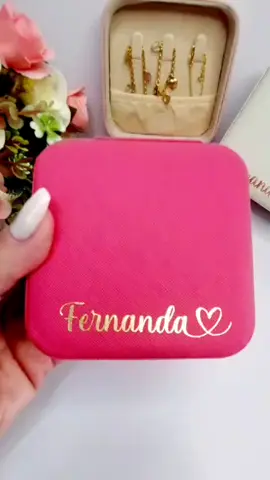 Transforme seu porta-joias com adesivo termocolante! Veja como fica perfeito em segundos ✨ 🔥 A aplicação é fácil e o resultado é IMPECÁVEL! 👀 Veja como personalizamos esse porta-joias com acabamento profissional 🎁Acesse nossa loja e escolha entre dezenas de designs exclusivos 🛍️ Clique no link e confira: 🛒 https://shopee.com.br/shop/5728744990 💬 Dúvidas? Chama no WhatsApp: 📱 11 947610843 #PortaJoiasPersonalizado #AdesivosTermocolante #vendasshopee #adesivosPersonalizados #atibaia