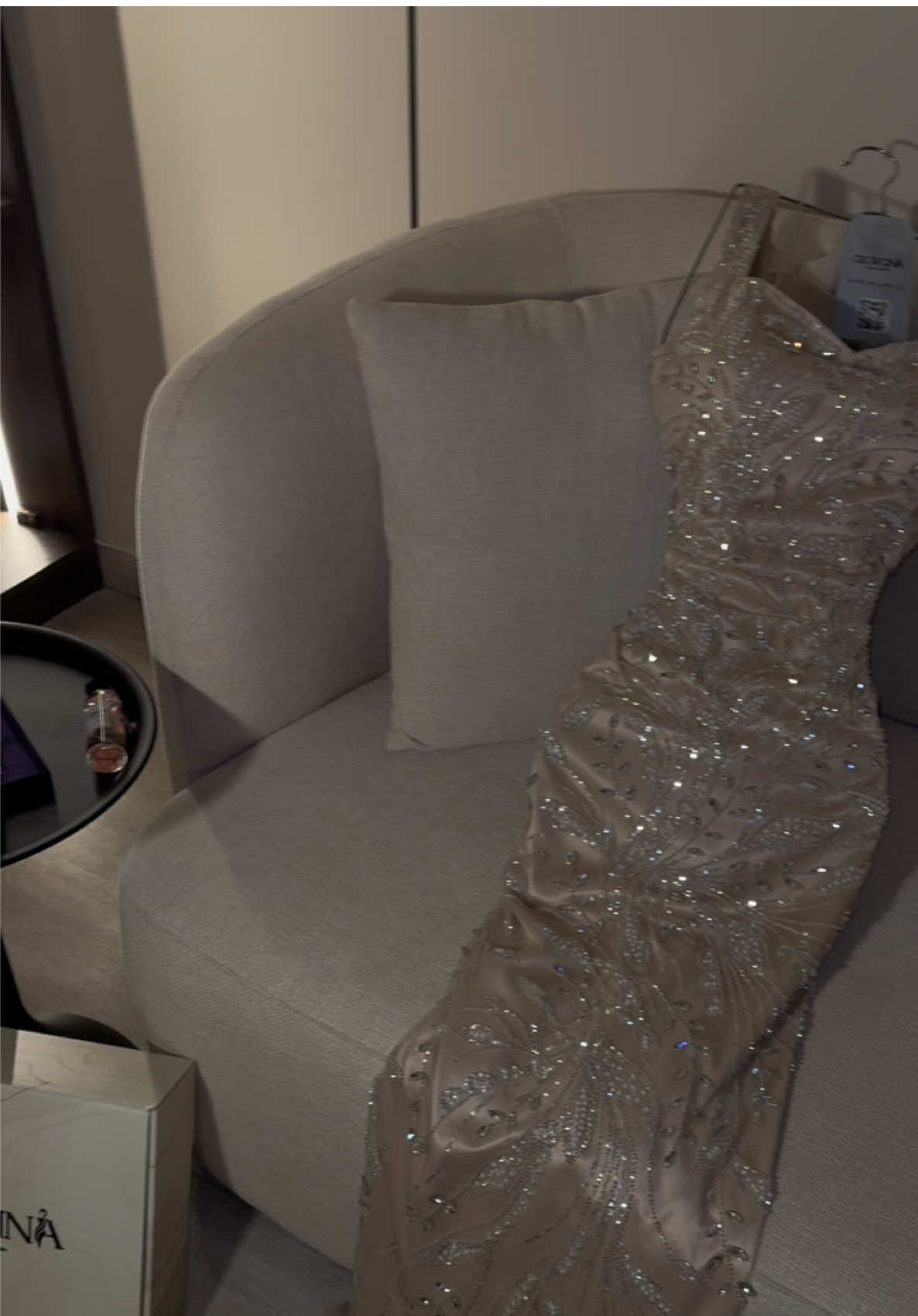 اختاري اناقتك من جورجينا  اسم المنتج/ فستان ترينو البيج #تنفذينا_وتصويرنا_الشخصي #جورجينا #foryou #fyp #explore 