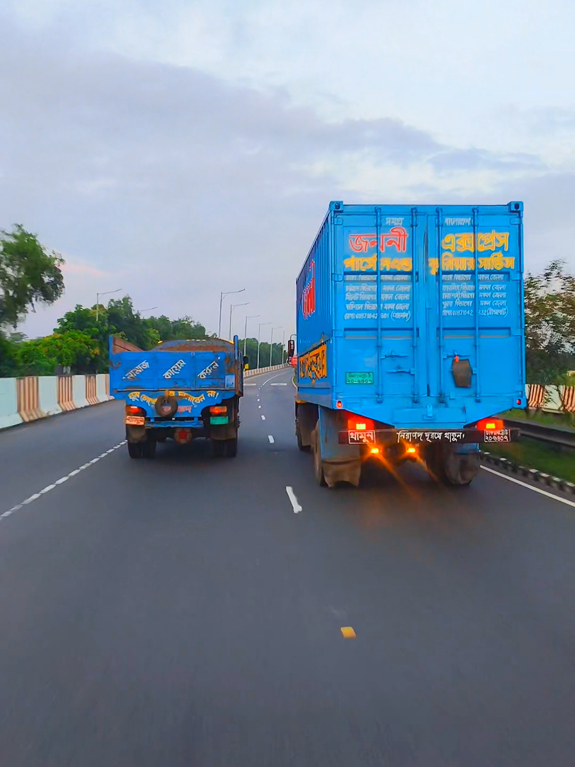 ছাইড়া দিছি জীবনের প্রতি সকল আশা আর ভরসা এখন থেকে চলবে এই মহাসরকে চলবে ওভার রিক্সের খেলা #গাড়ি_চালাতে_ভালোবাসি🚚 #viralvideo #foryou #trending #গাড়ি_চালাতে_ভালোবাসি🚚 