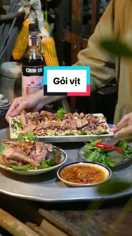 Ở quê, mỗi lần làm món vịt là trong bếp lại thơm mùi gừng, mùi mắm và cả mùi của những ngày yên bình. Mọi người ngồi xuống ăn cùng hai ba con mình nha #gỏivịt #nauancungtiktok #xuhuong #viral 
