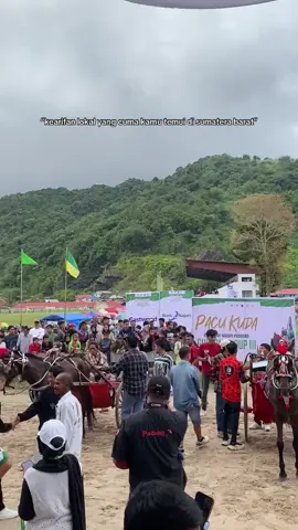 KEARIFAN LOKAL PACU KUDA DI SUMATERA BARAT!!🤩 salah satu race pembeda dari race di daerah lain sanak!! race ini disebut sebagai race draft bogie yah sanak, waktu kecil mimin suka liat pacuan kuda pakai bendi ini tapi mimin ndak tau namony waktu tu sanak🥹mimin sangat terharu sampai detik ini race kuda bogie masi ada ceritakan dong kenangan masa kecil sanak nonton pacu kuda di kolom komentar👋🏻🥺 #AlekAnakNagari #GubernurCUPIII #pordasipadangpanjang #SumateraBarat #fyp 