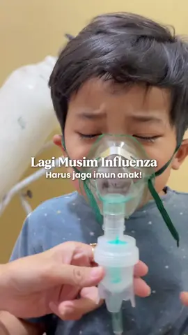 Ngeri banget yaa musim nya lagi musim sakit, virus influenza lagi merambah banget apalagi nyerang anak anak. Orang dewasa aja segampang itu kena 👀 Bener bener harus aware banget naikin imunitas, kalo udah sakit aku usahain banget anak biar nyaman jadi aku sering pijat pijat lembut pakai telon. Telon grey ini udah + Essential oil ngebantu banget bikin anaknya nyaman dan pernafasan lega Telon dari @Kalale rekomend banget!  Aku udah spill di keranjang kuning ya! Cus buruan cobain ada patchnya juga 🛒