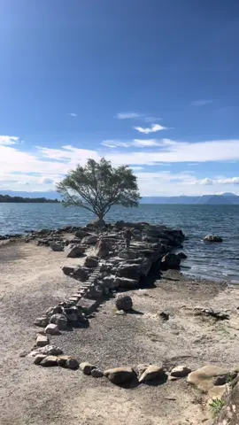 Sebenar apapun tingkahmu, sebaik apapun perilakumu, rasa tidak suka dari manusia akan tetap ada. Jadi jangan  terlalu pusing, jalani saja 😊 Btw, langitnya cerah ya  #samosir #danautoba 
