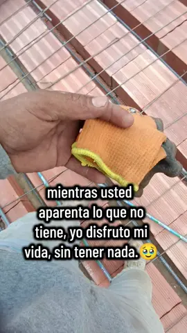 mientras usted aparenta lo que no tiene. yo disfruto mi vida sin tener nada. Sígueme para más videos con frases como este bendiciones para ti ☺️ 🙏  #usted #mivida #frases  #paratii #fyp 