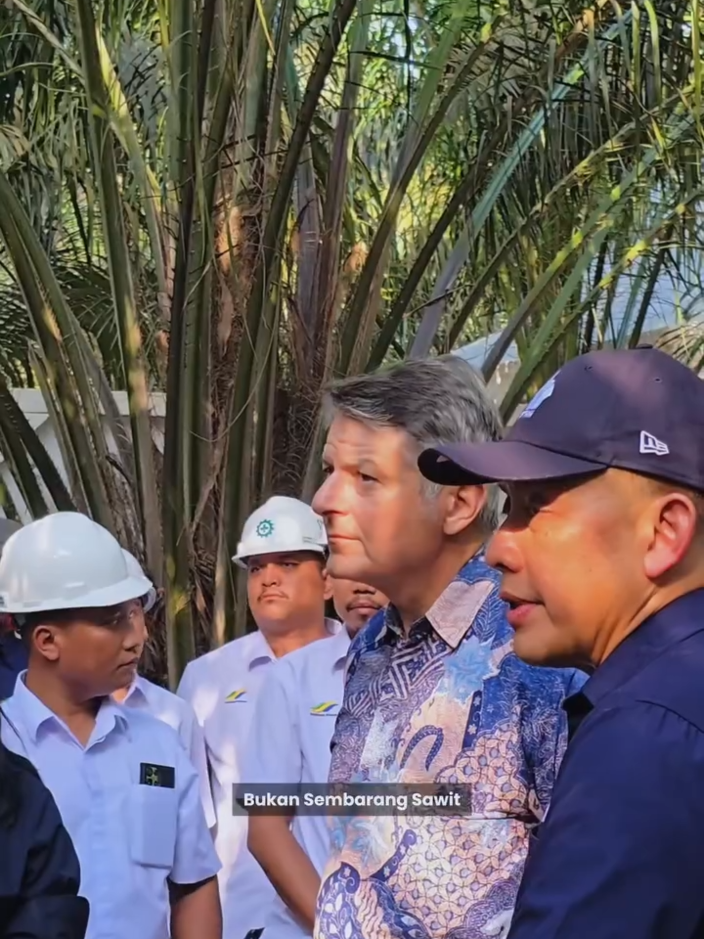 ✨ Langkah nyata, satu hari penuh makna. Ini menjadi bukti bahwa industri sawit Indonesia mampu memenuhi kebutuhan dalam negeri sekaligus berdaya saing di kancah internasional. 🌍 Nah, #SobatPlanters yuk simak cuplikan kegiatan Direktur Utama PTPN IV PalmCo selama kunjungan ke Regional I pekan lalu — mulai dari diskusi, kunjungan lapangan, hingga momen penuh inspirasi tentang sawit berkelanjutan. 🌿✨ Jangan lupa like, share, dan tinggalkan komentarmu yaa #SobatPlanters! See you 👋 #Palmers #PalmCo #PTPN4 #SustainabilityJourney #SawitBerkelanjutan #PerkebunanNusantara