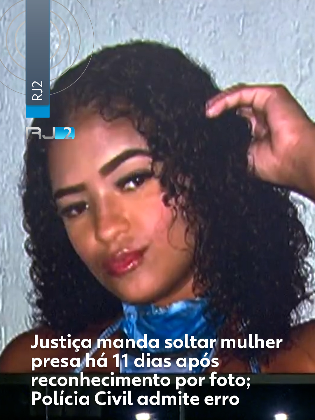 Rio de Janeiro - A Justiça do Rio mandou soltar Rayane Carla Rodrigues de Oliveira, de 22 anos, acusada de participar de um roubo a uma farmácia no Méier, após ser reconhecida pelas vítimas por uma foto de rede social, em caso revelado pelo RJ2. Também nesta segunda-feira (27), a Polícia Civil do Rio reconheceu que houve um equívoco no reconhecimento que levou à prisão de Rayane. A informação foi enviada à Justiça e ao Ministério Público, que já tinha se manifestado favorável à revogação da prisão. O caso foi revelado pelo RJ2 na última semana. Rayane está presa desde 16 de outubro. Antes de a Polícia Civil admitir o erro, a Defensoria Pública do Rio de Janeiro já havia pedido o relaxamento da prisão de Rayane e o fim da ação penal. O pedido é baseado em uma perícia técnica que concluiu que Rayane não é nenhuma das mulheres que aparecem nas imagens do crime. Segundo a Defensoria, o reconhecimento de Rayane foi feito de forma ilegal, apenas por meio de uma fotografia retirada de rede social, apresentada a dois funcionários da farmácia na delegacia de Todos os Santos. O procedimento não seguiu os protocolos legais, como a descrição prévia da suspeita pelas testemunhas. Em sua decisão, a juíza considerou que Rayane não representa risco à ordem pública nem ao andamento do processo e que medidas alternativas à prisão são suficientes enquanto o caso é apurado. Clique em 'leia o artigo' para ler a reportagem completa. #RiodeJaneiro #RJ2 #g1 #tiktoknotícias