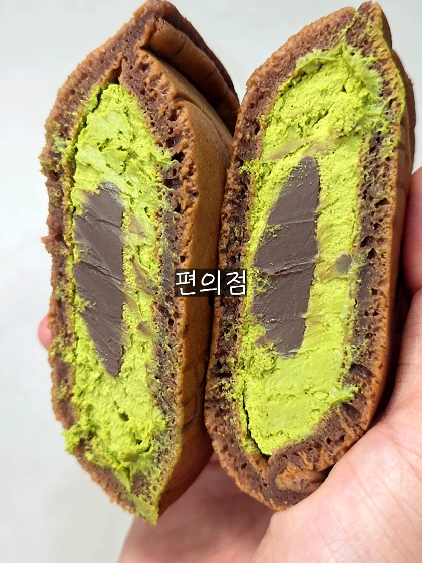 긴급! 이거 당장 먹어보세요 ㄷㄷ 오늘은 GS편의점에서 고민할 시간도 아까운 꿀조합 3가지! 빵, 젤리, 말차 — 전부 퀄리티가 대박이에요 👇 🧈 서울우유 버터몽블랑 (3500원 / 350 kcal) 부드럽고 달콤담백, 버터향 가득한 고급진 맛 🍬 트위젤 슈퍼사워밤 (800원 / 50 kcal) 새콤달콤 젤리의 정석, 비틀즈 좋아하면 무조건 만족 🍵 너쿠리의 말차모찌팬케이크 (2500원 / 261 kcal) 쌉쌀한 말차 향과 달콤한 초코의 완벽 조합 요즘 GS편의점 간식 진짜 잘 나옵니다. 한 번 냠냠해보세요 😎 #편의점 #간식추천 #편의점신상 #디저트 #빵 