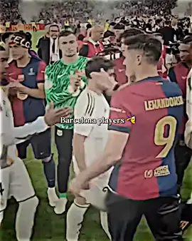 احترام  برشلونة مع مدريد بعد فوزهم  وتعامل مدريد بعد فوزهم عله برشلونة 🫤 @ايمن كريس 𓃵 #ايمن_كريس🔥 #تيم_اساطير_الدفاع_🔥👿 #تيم_وحوش_القاره🔥🗽 #تيم_مصممين_اوربا💎 