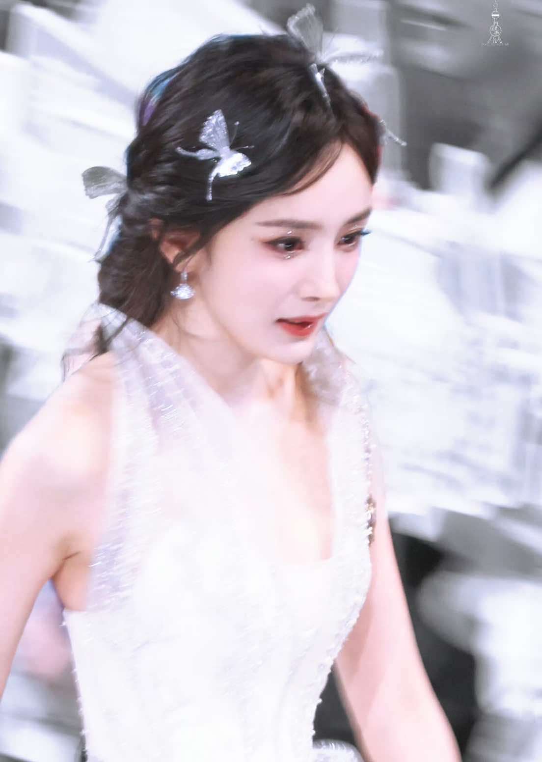 โอ้ยย ยอมเจี่ยแล้ว กล้องสดยังสวยขนาดนี้ แล้วต้ามี่ใส่สร้อยที่น้องๆออทิสติกทำให้ด้วย น่ารักแสนดีมากกกก 💗✨ #หยางมี่ #YangMi #杨幂 #양미 #duongmich