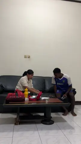 Suplemen vitamin dapat membantu menjaga kondisi fisik dan mempercepat proses pemulihan setelah latihan intensif.tim dokter perseftim ,  Melakukan pemeriksaan kondisi kesehatan pemain dan pemberian vitamin bertujuan untuk: - Meningkatkan stamina dan energi - Mengurangi kelelahan otot - Memperkuat sistem kekebalan tubuh - Mendukung proses pemulihan setelah latihan Semoga para pemain Perseftim dapat tetap fit dan tampil maksimal di lapangan! Lewotana mio molo kame dore 🔥 #lewotanamiomolokamedore #latihanperseftimflorestimur #etmcende2025 #larantuka_florestimur #sepakbolantt #ntt #perseftimflorestimur #sepakbolaindonesia 