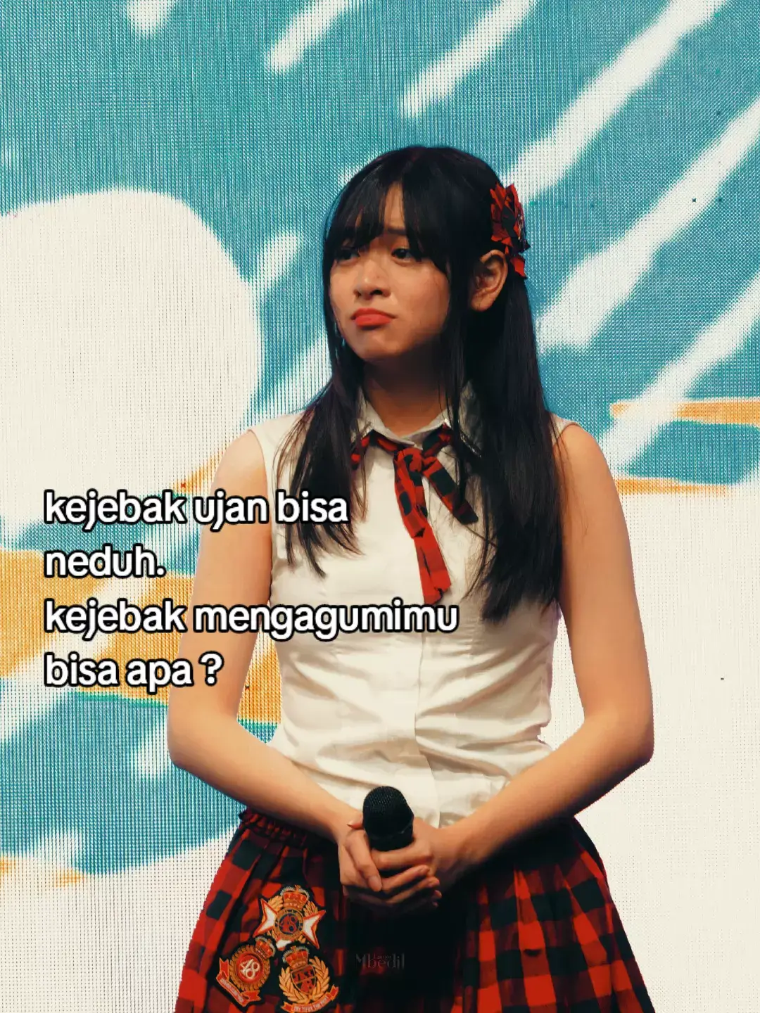 🍫 Bahan Kulit Mochi: Tepung ketan putih: 150 gram Gula pasir: 50 gram Susu cair atau air: 200 ml Minyak sayur: 1 sdm Coklat bubuk: 1 sdm (opsional, biar kulitnya juga rasa coklat) Tepung maizena sangrai / tepung ketan sangrai: secukupnya (untuk taburan agar tidak lengket) 🍫 Bahan Isian: Kamu bisa pilih salah satu: Coklat batang (dark/milk) – potong kecil-kecil Selai coklat (Nutella atau coklat lumer homemade) Campuran coklat + kacang tumbuk jika suka ada tekstur 👩‍🍳 Cara Membuat: Campur bahan kulit Dalam wadah, aduk tepung ketan, gula, dan coklat bubuk hingga rata. Tambahkan susu cair sedikit demi sedikit sambil diaduk sampai licin. Terakhir, masukkan minyak sayur, aduk lagi. Kukus adonan Tuang adonan ke loyang tahan panas (oles sedikit minyak biar gak lengket). Kukus selama 20–25 menit sampai matang (tidak ada adonan cair lagi). Dinginkan & uleni Setelah matang, biarkan agak dingin lalu uleni perlahan hingga lembut dan lentur. Bentuk mochi Taburi tangan dan alas dengan tepung sangrai. Ambil sedikit adonan, pipihkan, isi dengan potongan coklat atau selai, lalu bulatkan. Finishing Gulingkan mochi ke tepung sangrai agar tidak lengket. Simpan di kulkas sebentar supaya lebih kenyal dan segar. 💡 Tips: Kalau ingin versi mochi coklat lumer, gunakan coklat batang yang mudah meleleh atau selai Nutella. Bisa juga tambahkan sedikit garam ke adonan untuk menyeimbangkan rasa manis. Simpan di wadah tertutup agar tidak kering. #lilyjkt48 #hillaryabigail #jkt48 #gen12jkt48 #fyppppppppppppppppppppppp 