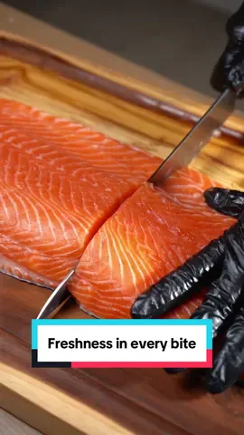 Segarnya salmon di setiap gigitan emang bikin nagih banget — lembut, juicy, dan meleleh di mulut!🤤 Yuk rasain sendiri kenikmatan Salmon Sashimi di Sushi Yay!✨  #SushiYay #EveryYaySushiYay #AYCESushi #SushiHalal