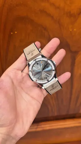 Mẫu đồng hồ ⌚️ xám lông chuột đẹp thật đấy, viền đá cz lấp lánh dưới ánh đèn cực sang #dangtruongwatch #xuhuong #dongho #donghonam 