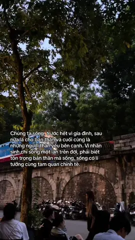 Chúng ta sống, trước hết vì gia đình, sau nữa là cho bản thân và cuối cùng là những người thân yêu bên cạnh. Vì nhân sinh chỉ sống một lần trên đời, phải biết tôn trọng bản thân mà sống, sống có lí tưởng cùng tam quan chỉnh tề #hajlinh 