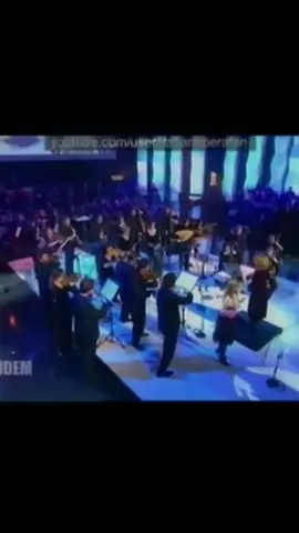 Cận cảnh Natalie Dessay trong layout búp bê Barbie hát aria 