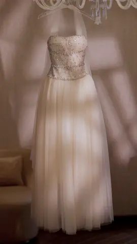 Tựa như một làn sương phủ ánh nắng, Bloom Gown mang đến vẻ đẹp trong trẻo và thanh thoát. Thiết kế corset không tay được đính pha lê thủ công tỉ mỉ, tỏa sáng nhẹ nhàng trên nền vải lưới ánh champagne. Phần chân váy nhiều lớp tulle xếp mềm mại tạo nên chuyển động bồng bềnh như mây, giúp người mặc trở nên lộng lẫy mà vẫn giữ được sự tinh tế.