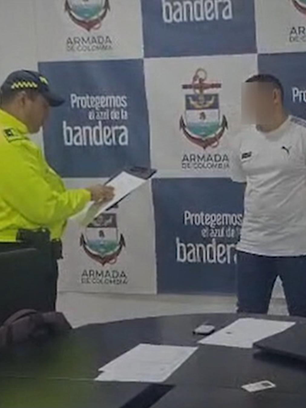 🔴 #ATENCIÓN || En una operación de contrainteligencia de la @ArmadaColombia, en apoyo con la @FiscaliaCol, fueron capturados tres militares que habrían entregado información privilegiada a las disidencias FARC para evitar que lanchas cargadas con cocaína que tenían como destino Centroamérica y Estados Unidos fueran detectas por buques y otras unidades navales en el Pacífico.  La Unidad Investigativa de Caracol Radio conoció que las operaciones fueron simultáneas en Tumaco, Cartagena y Cali, en donde también fueron detenidos tres civiles que harían parte de esta red delictiva.