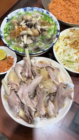 Dằm mưa từ trưa tới giờ rồi , giờ làm miếng cháo cho ấm bụng đi cả nhà 