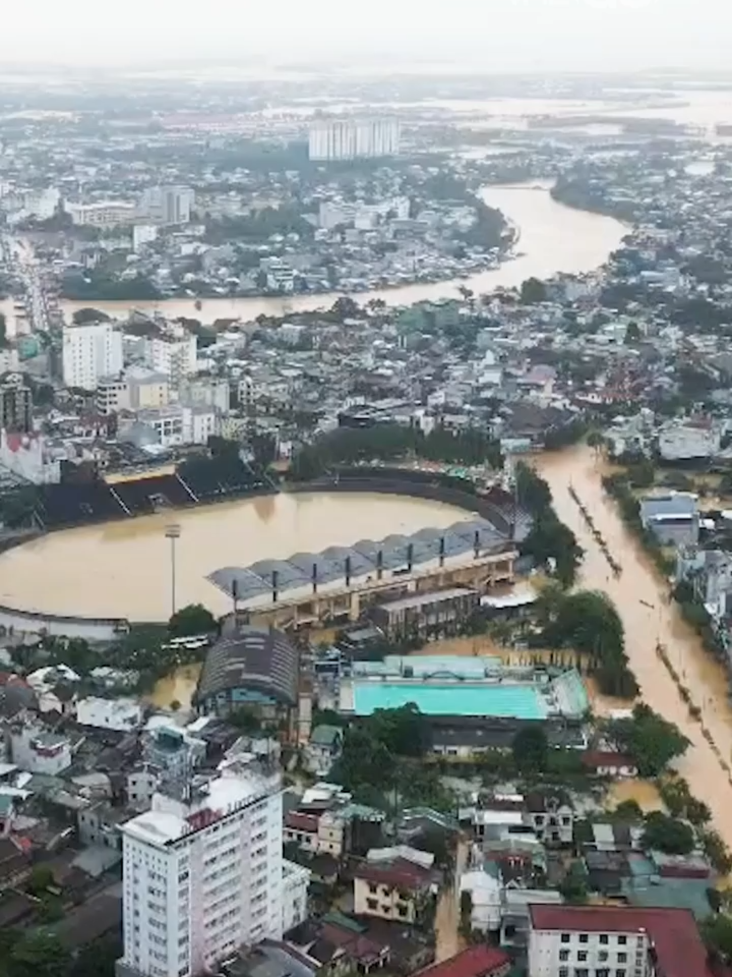Hai ngày qua, Kinh thành Huế, cồn Dã Viên, phố cổ Hội An... cùng nhiều tuyến đường trung tâm, khu dân cư biến thành biển nước, người dân phải di chuyển bằng thuyền. #vnexpress #tiktoknews #vne #vnego #hue #hoian