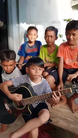 para bocil punya cerita.. tongkrongan masa kini...  #coberloebilangcintakatidak #fypシ゚ #trend #viral #belajargitar 